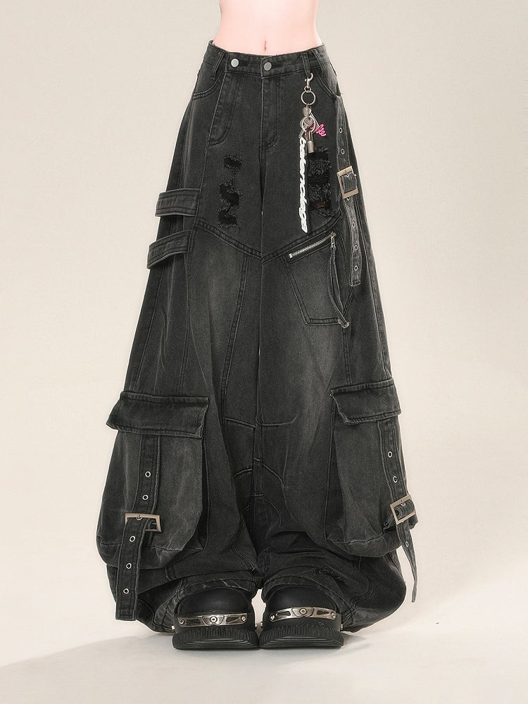 Schwarze Distressed-Jeans mit weitem Bein und Löchern, Schnalle, Cargotaschen und Riemen