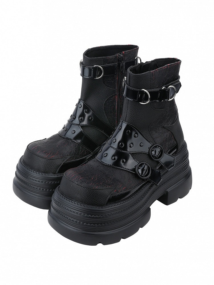 Klobige, modische Stiefel mit roten Details in schwarzen quadratischen Gothic-Highlights und Schnallenspitze