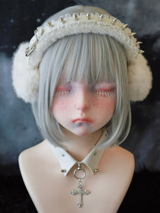 ホワイトのハンドメイドスタッドとピン、フリルヘムのハート型プラッシュイヤーマフ