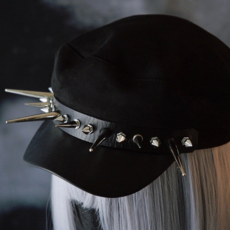 Gothic Baskenmütze mit Nieten in Schwarz