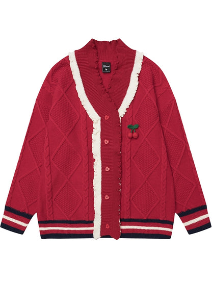 Rote Weihnachtsstrickjacke mit V-Ausschnitt und Kirschverzierung