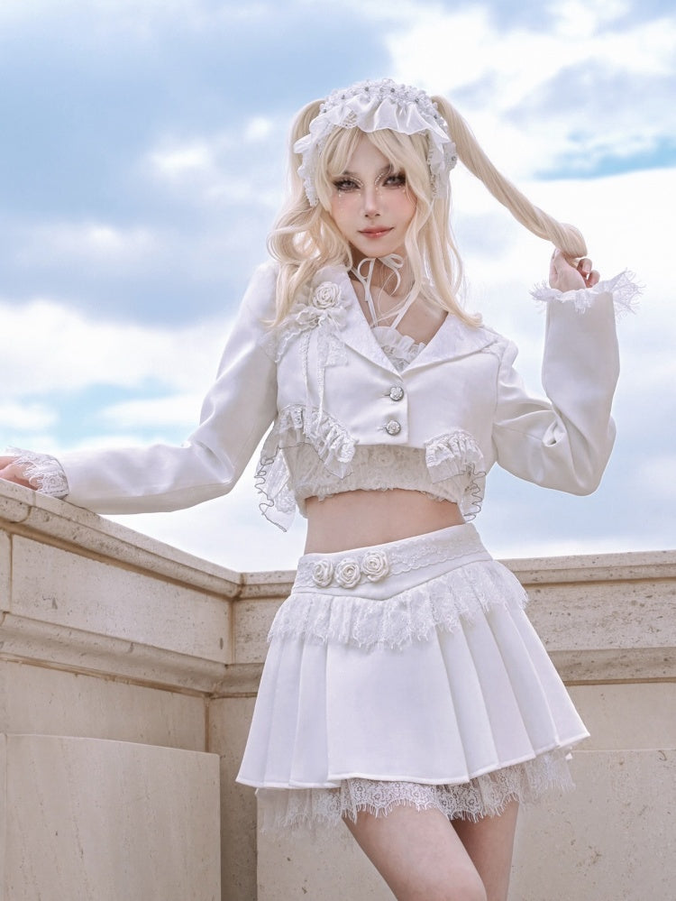 裾と袖口に白いフェアリーレースのトリム