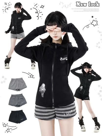 Weiße Shorts mit Knochenstickerei und Streifen in Schwarz/Grau/Schwarz