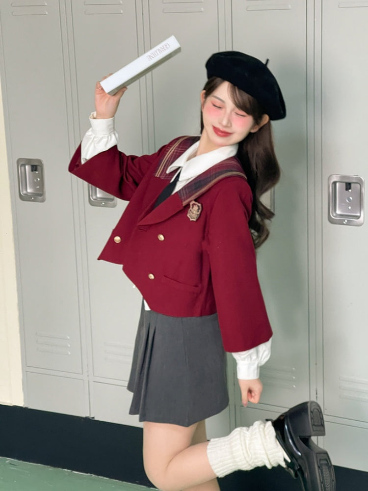 レッドチェックの襟、ゴールドトーンのボタン、クロップド丈のブレイザー