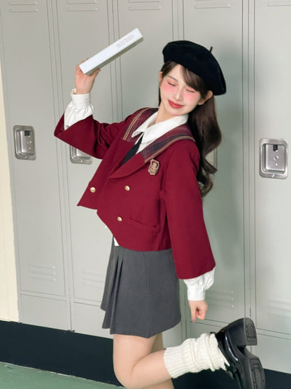 レッドチェックの襟、ゴールドトーンのボタン、クロップド丈のブレイザー