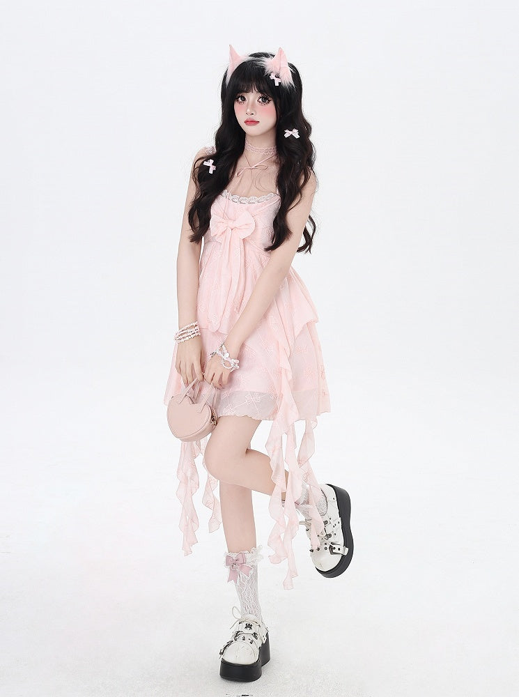 Rosafarbenes ärmelloses Kleid mit kaskadierenden Rüschenakzenten und Schleifendetail vorne