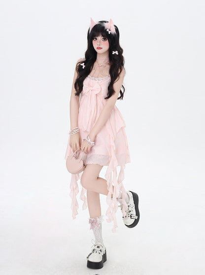 Rosafarbenes ärmelloses Kleid mit kaskadierenden Rüschenakzenten und Schleifendetail vorne