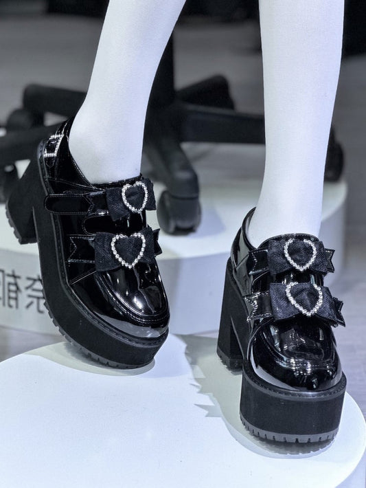 光沢のあるブラックのジライケイラインストーンハートの蝶結びベルクロストラップ留めのランドマインスタイルのプラットフォームシューズ