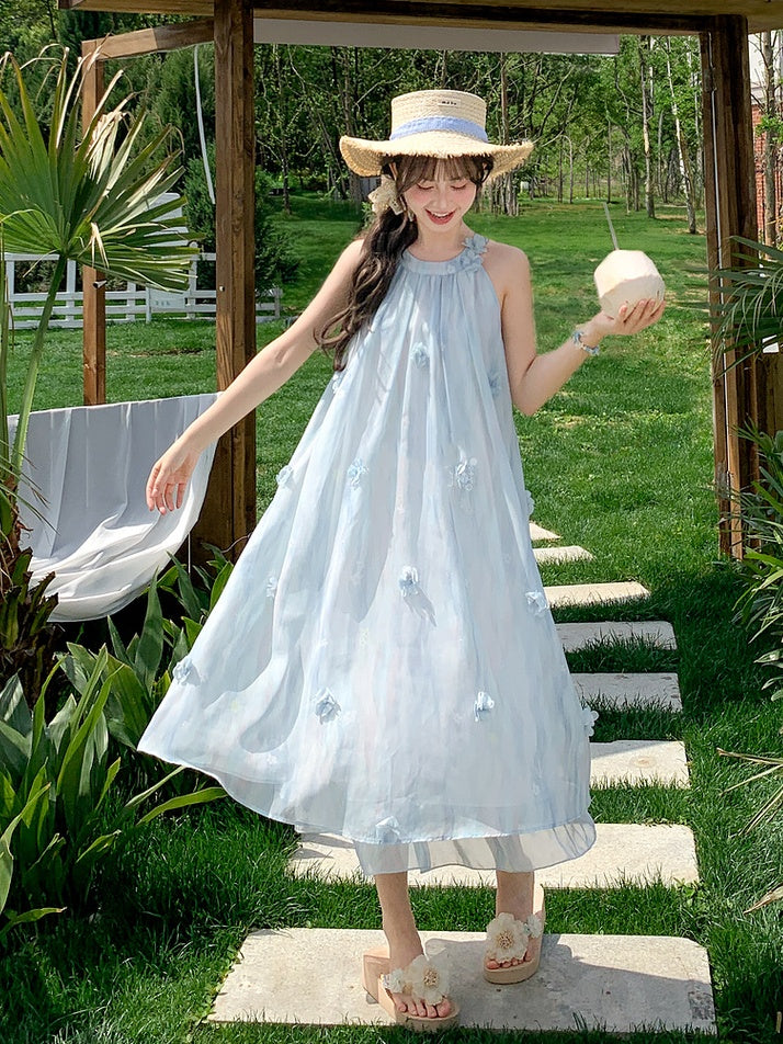 Blaues Neckholder-Kleid aus Chiffon mit floralen Akzenten
