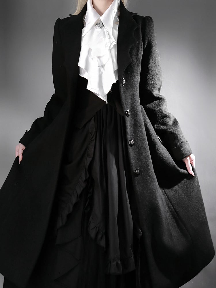 黒のカーブしたコウモリの羽根の形の襟のゴシックロリータコート