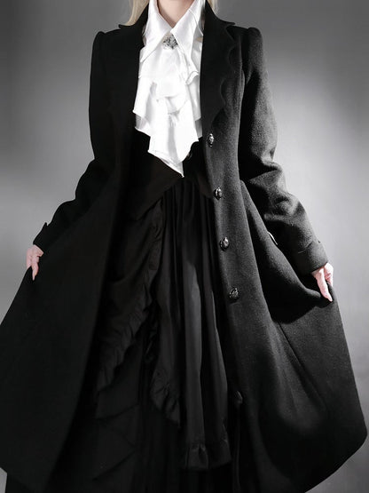 黒のカーブしたコウモリの羽根の形の襟のゴシックロリータコート