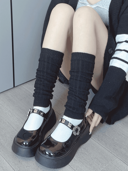 ホワイト/レッド/ライトグレー/ダークグレー/ブラックのニットレッグウォーマー