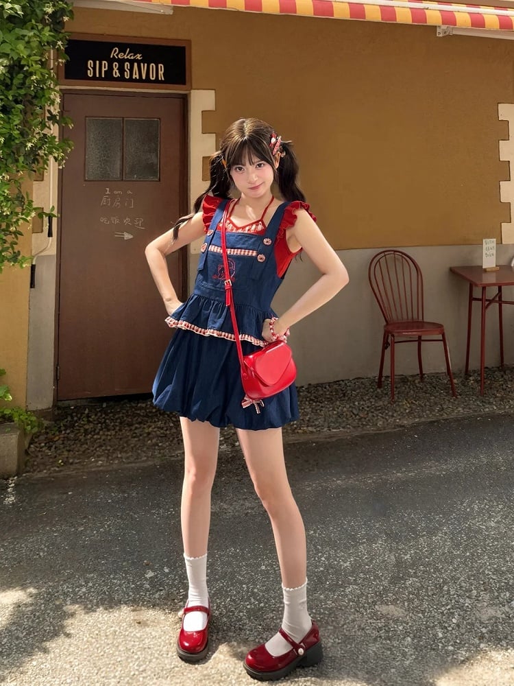 赤いチェック柄の裾、キティの刺繍ボタン、ハートのブルーのノースリーブトップス