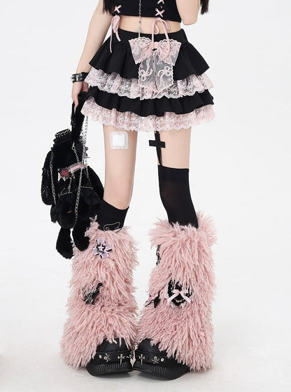 ピンクのレーストリム、黒の伸縮性のあるティアードスカート、ウエストはY2Kコントラスト