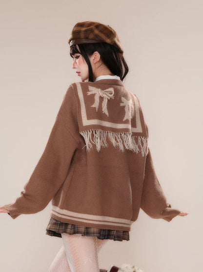 Braune Strickjacke mit Matrosenkragen und Schleifendetail