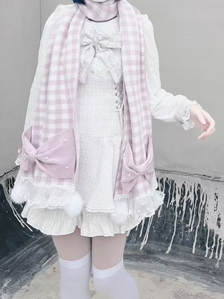 Schleifen, rosafarbener Jirai mit Kei-Perlenspitze, Pompons, weißkarierter Schal und