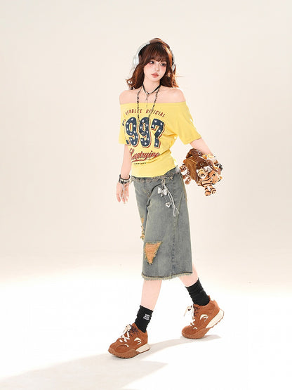 イエローのオフショルダーナンバープリントTシャツネックライン