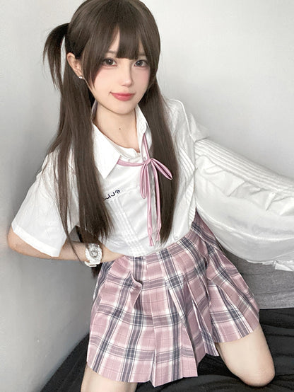 プレッピーなショート丈ディテールのホワイトプリーツバージョンスタイルスリーブカラーシャツ