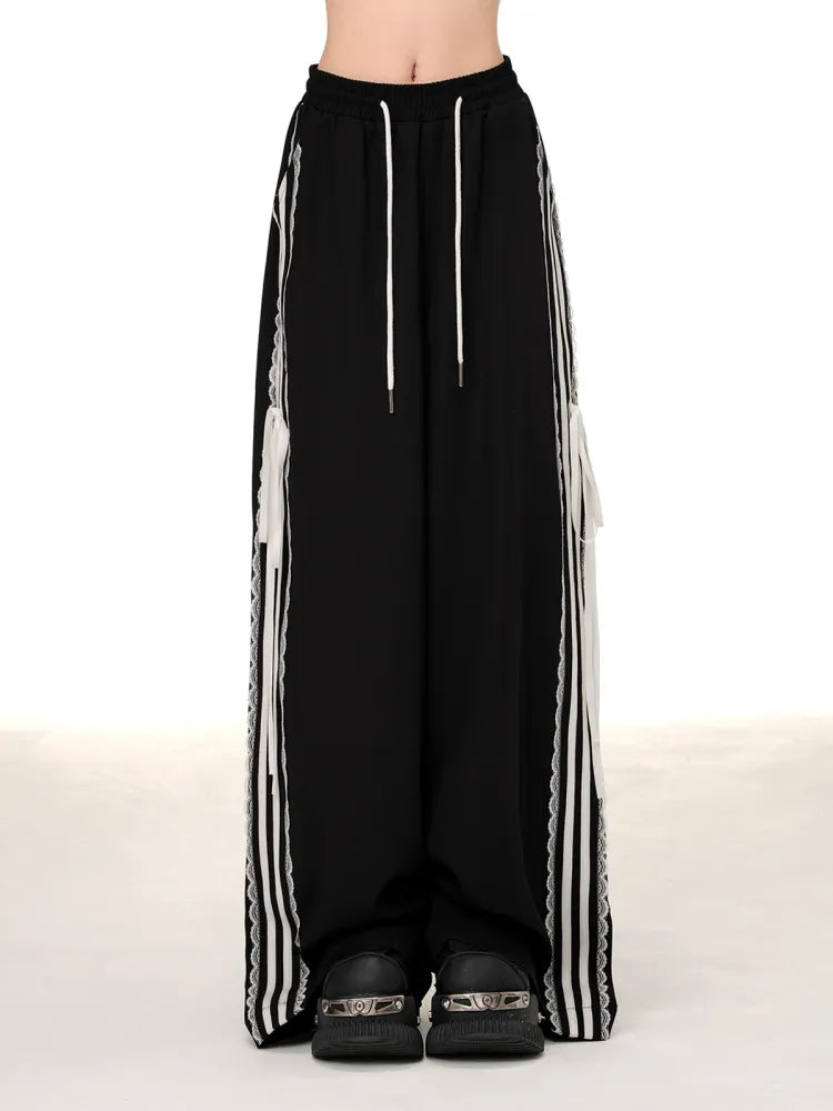 Schwarze Blokette-Hose mit weitem Bein und Spitzenbesatz im Core-Cut