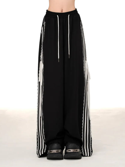 Schwarze Blokette-Hose mit weitem Bein und Spitzenbesatz im Core-Cut