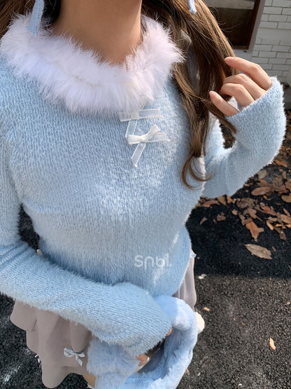 Blaues, langärmliges Oberteil mit Plüschbesatz am Ausschnitt und Schleifendetails