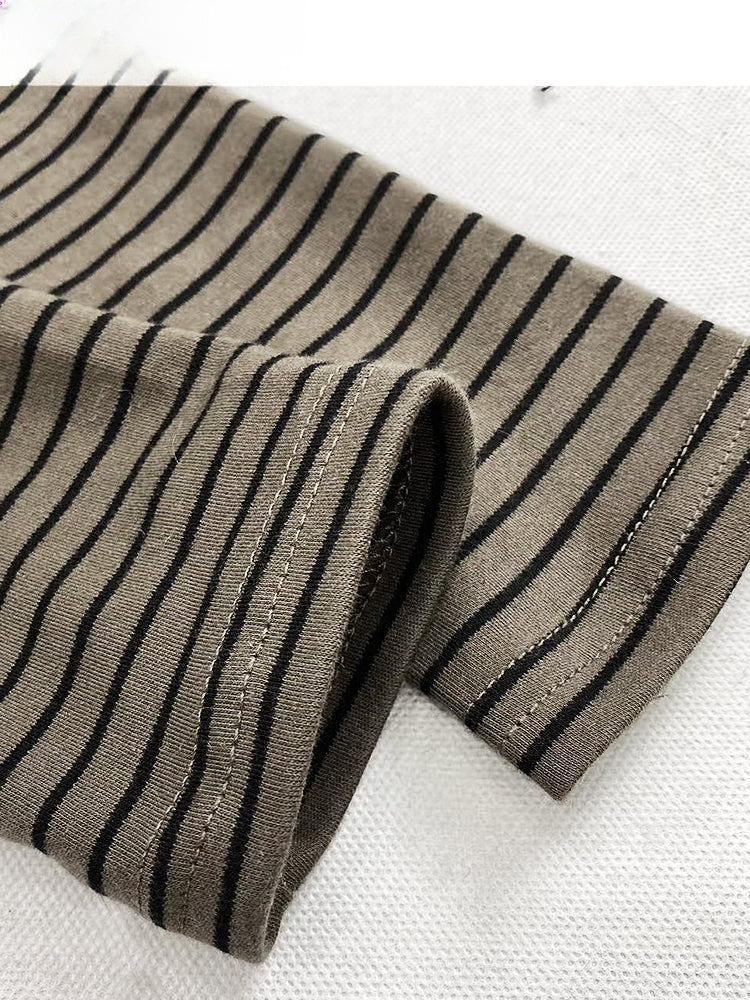 Armygrünes Oberteil mit Streifenmuster und Sternenprint