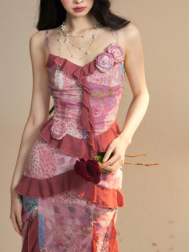 Seitenschlitz, florale Kontrastakzente, roter Saum, gerüschtes Chiffon-Unterkleid, rosa V-Ausschnitt