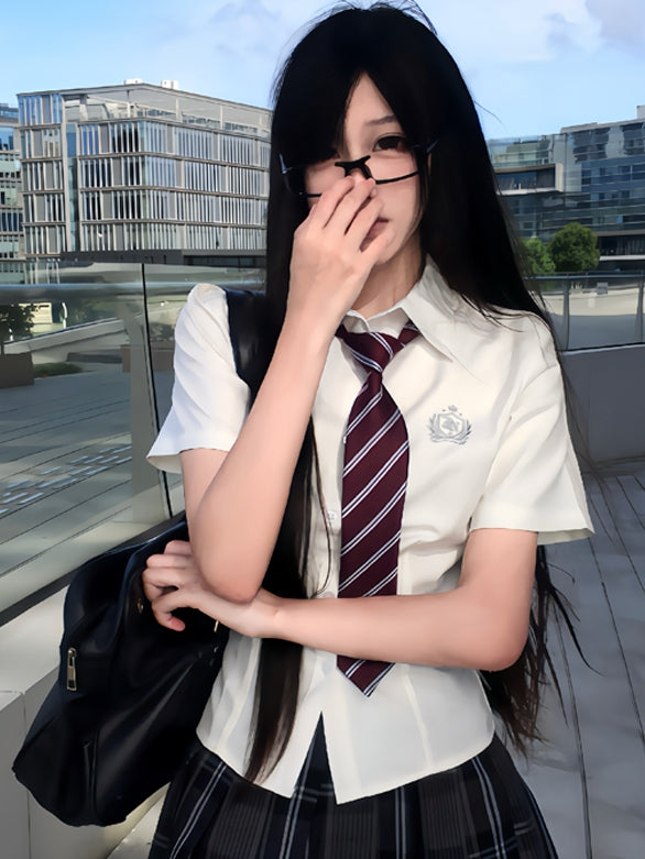 Preppy Besticktes Abzeichen-Shirt, kurz, JK-Stil, weiße Ärmel, Uniform