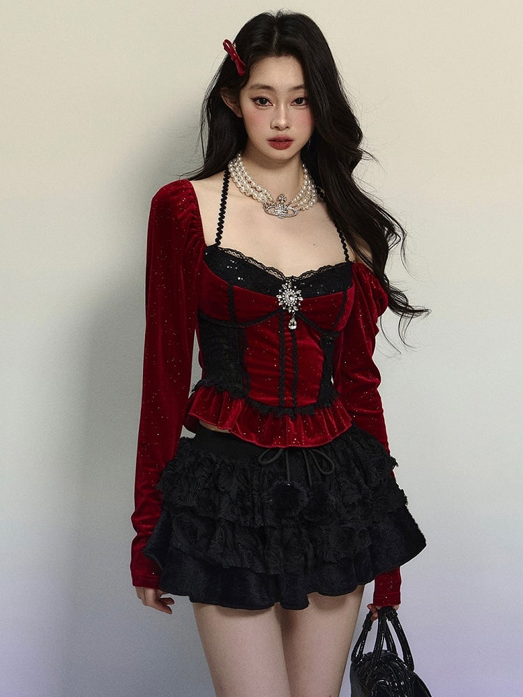 Mit roten Strasssteinen verziertes Neckholder-Top aus schimmerndem Samt