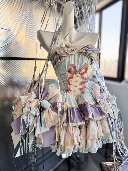 Lila Schleifenrock, große Schnürung, baskische Taille, gestufte Rüschen, süßes Lolita-Kleid und mit Blau auf
