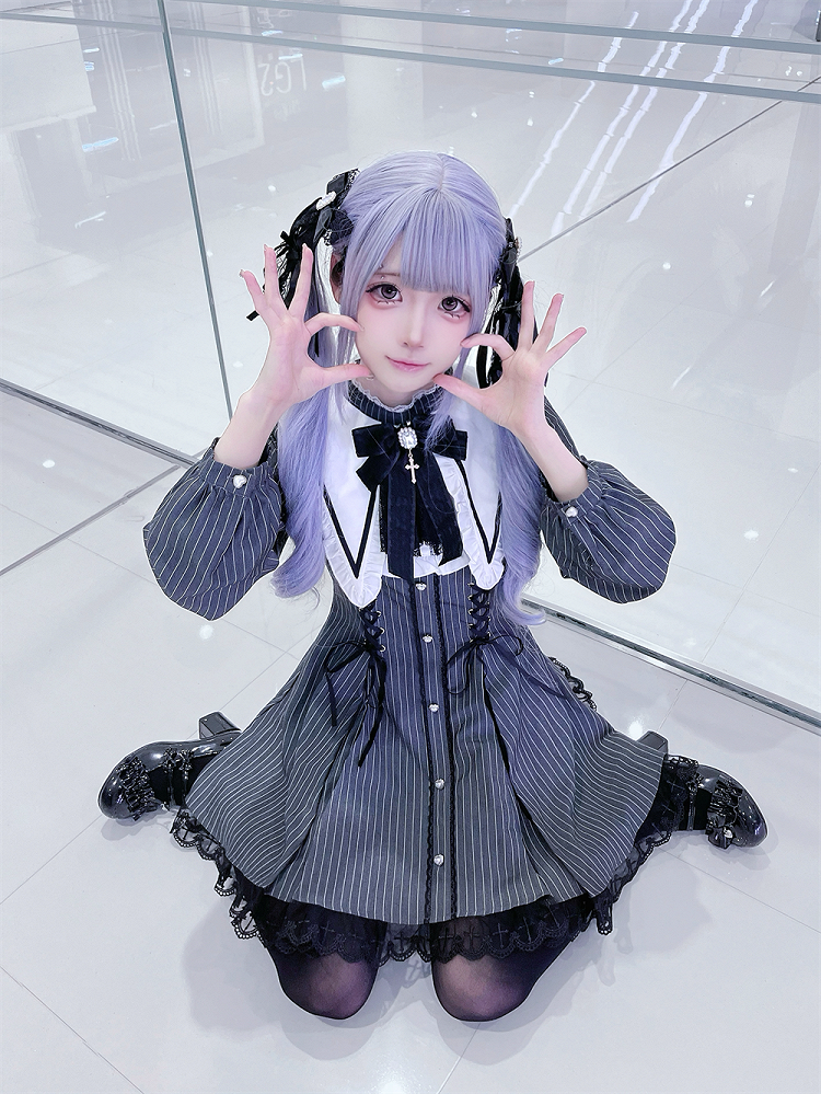 Vintage Black Striped Jirai Kei Dress with Pointed Flat Collar and Cross-Stitch Lace Trim