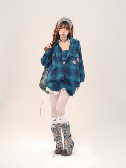 ブルーのチェック柄シャツとインナーキャミソール