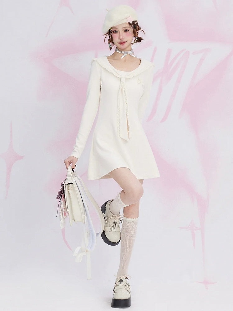 Aprikosenfarbenes Strickkleid mit Matrosenkragen und hoher Taille