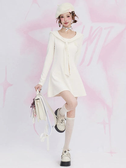 Aprikosenfarbenes Strickkleid mit Matrosenkragen und hoher Taille