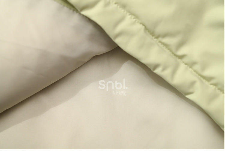 Grüner süßer Daunenmantel mit Kapuze und Rüschenbesatz