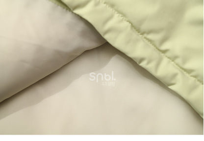 Grüner süßer Daunenmantel mit Kapuze und Rüschenbesatz