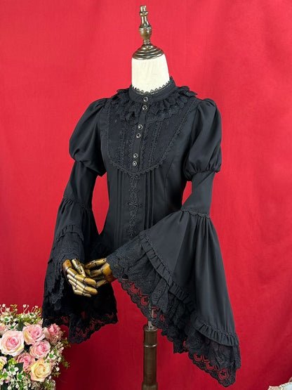 エレガントなブラックベルスリーブのロングブラウス