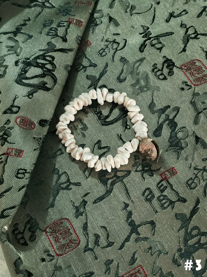 Grünes Armband / Schwarzer Handschuh