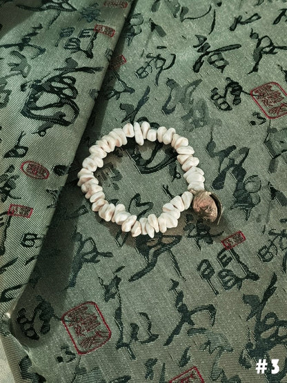 Grünes Armband / Schwarzer Handschuh