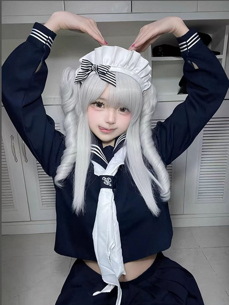 + グレーの爪、前髪付きポニーテール2本、ウェーブのかかった長さのウィッグ、バスト上