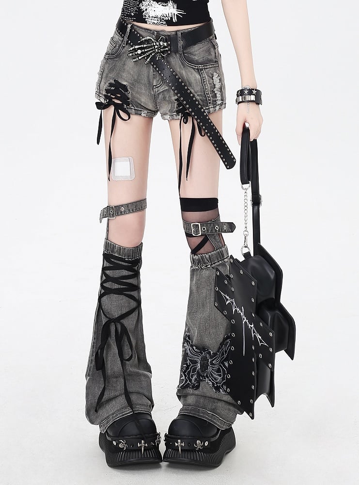 Staubgraue Jeans-Shorts mit Schnürdetails und Schmetterlingssaum und Beinapplikation