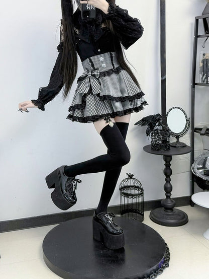 Illusionsdesign-Hals mit funkelnden Jirai-Strasssteinen in Schwarz, Bluse mit Kei-Knöpfen