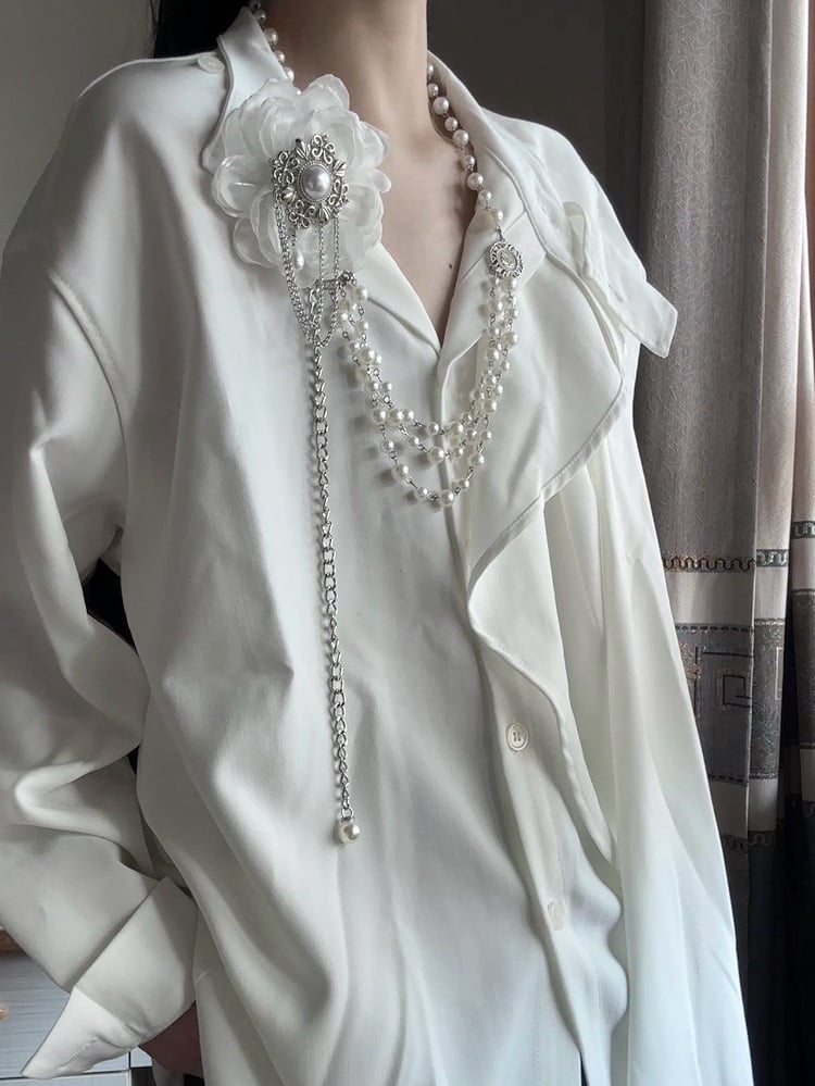 Broche perlée blanche avec détails à la taille et chaîne florale