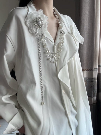 Broche perlée blanche avec détails à la taille et chaîne florale