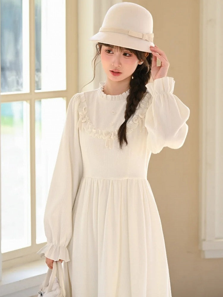 Weißes Kleid mit Schleifenakzenten, Rüschenausschnitt und langen Ärmeln