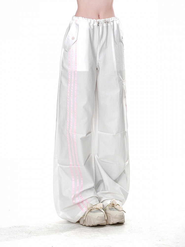 ホワイトのドローストリングウエストカーゴルーズストレートレッグパンツ（ポケット付き）