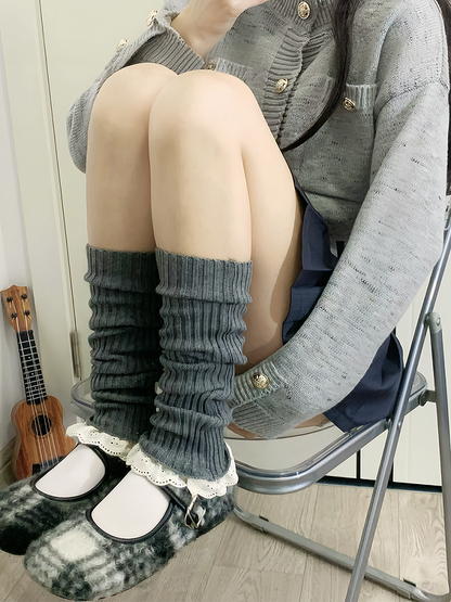 Kaffeesüße, gestrickte Beinwärmer mit Spitzenbesatz