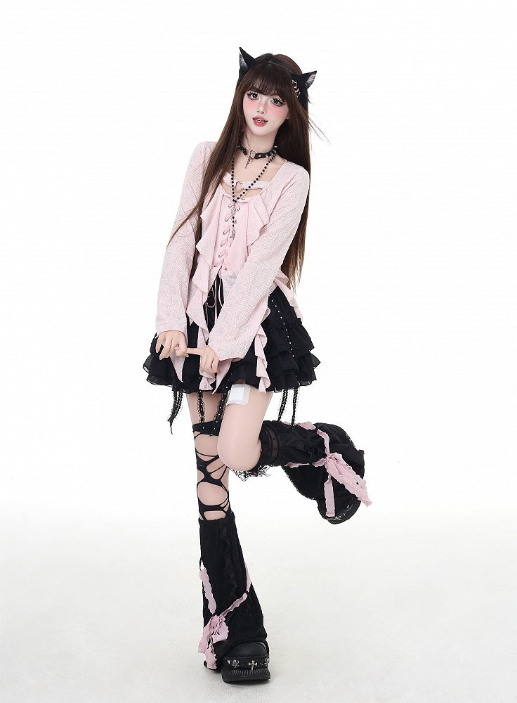 Top en mousseline rose à lacets noirs/clairs, ourlet asymétrique à volants et patte de boutonnage asymétrique