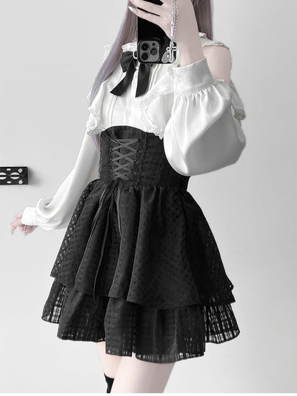 Jirai Kei-Set – Weiße Bluse mit Rüschenausschnitt und ausgeschnittenen Schultern + schwarzer Stufenrock mit Schnürung + große Schleife