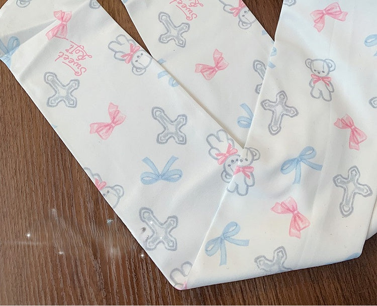 Weiße Lolita-Strümpfe mit Schleife und süßem Kreuz und Bären-Print über dem Knie